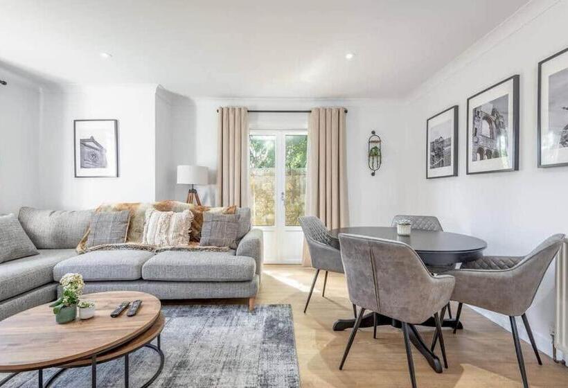 Abbey Villa   Stylish House   Central With Parking