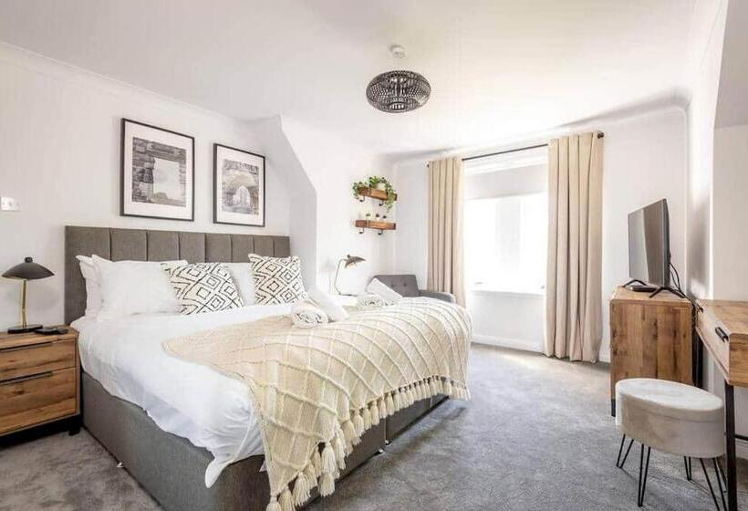 Abbey Villa   Stylish House   Central With Parking