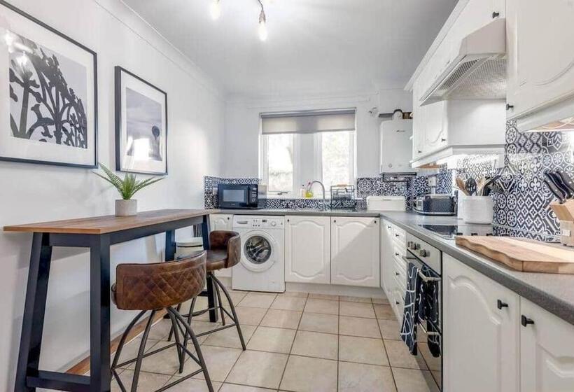 Abbey Villa   Stylish House   Central With Parking