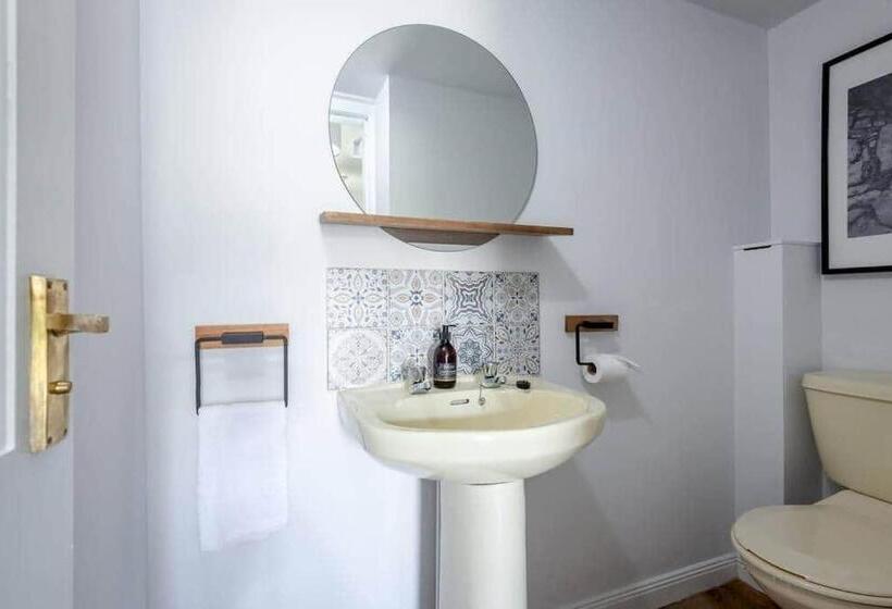 Abbey Villa   Stylish House   Central With Parking