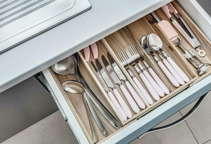 Ari Rose Apartment With Cozy Balcony