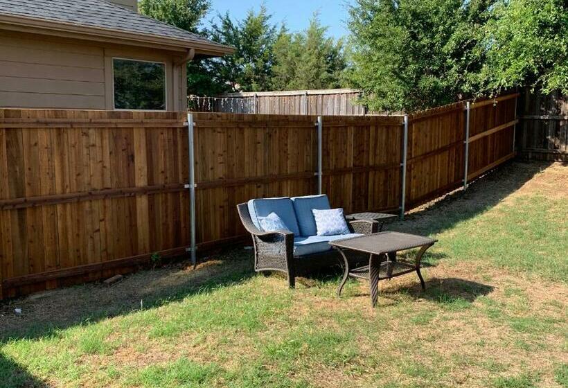 Cozy Lakeview Home   Central Dfw   Fire Pit   Renovated   Cold Ac