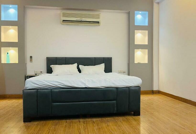 בית מלון כפרי The Majestic Residency