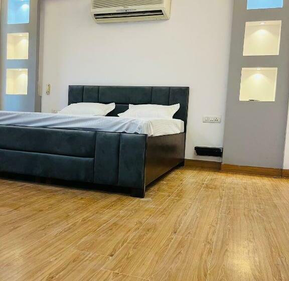 בית מלון כפרי The Majestic Residency