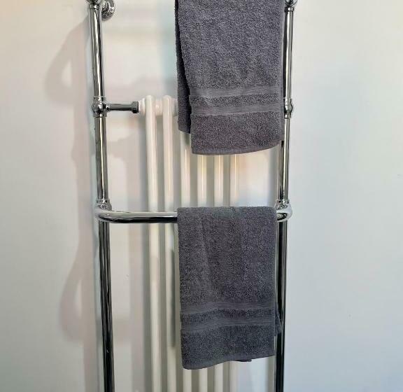 Modern House Sleeps 10 Mins From Manchester