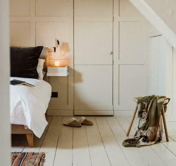 No 24 Beverston Castle