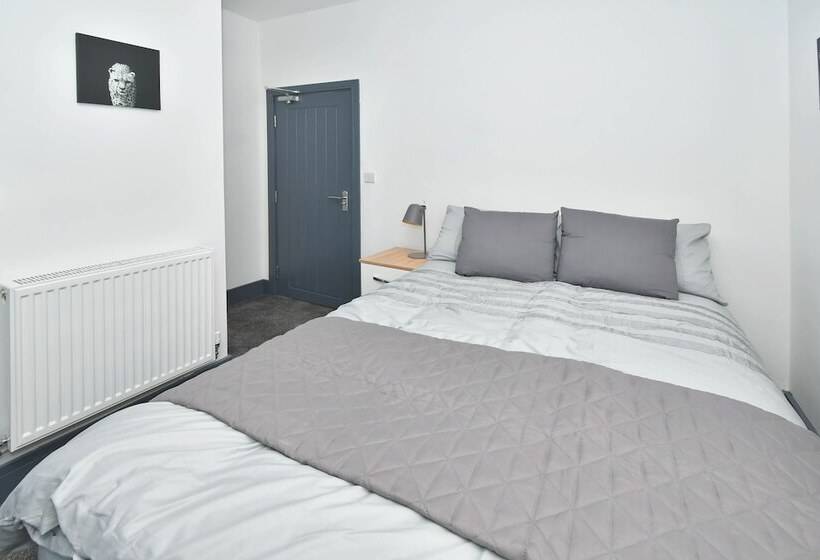 Пансион Townhouse @ Eastwood Place Stoke