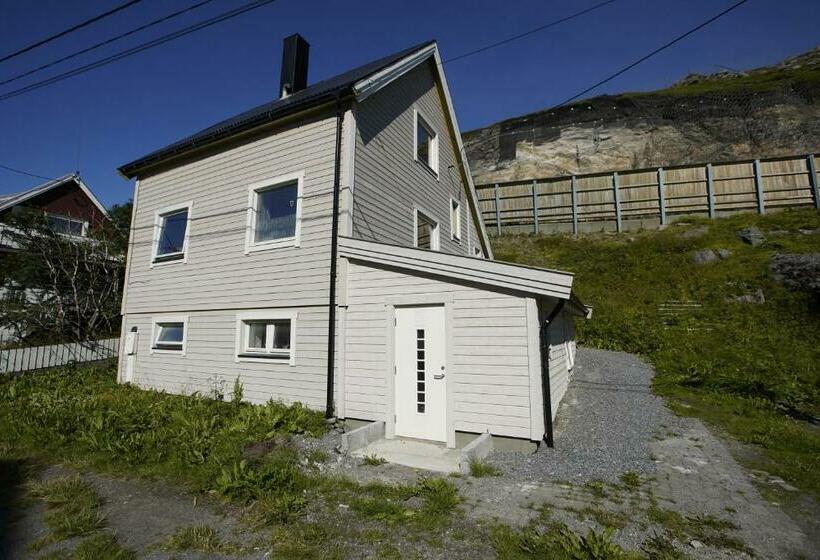 Small Cozy Apartment By The Sea