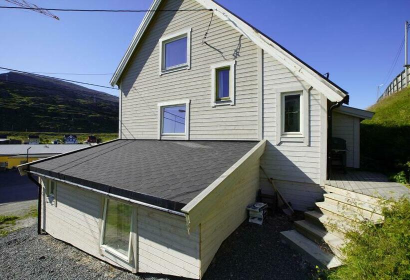 Small Cozy Apartment By The Sea