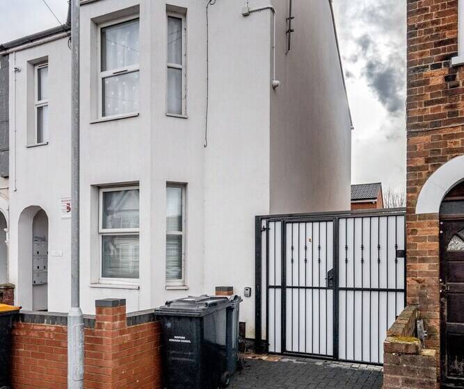 Bedford Hospitalsouth Wing4 Guests3 Bedswifi