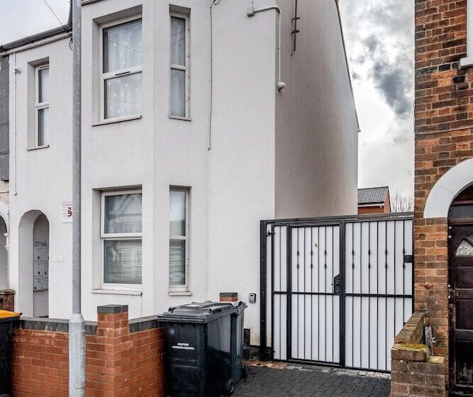 Bedford Hospitalsouth Wing4 Guests3 Bedswifi