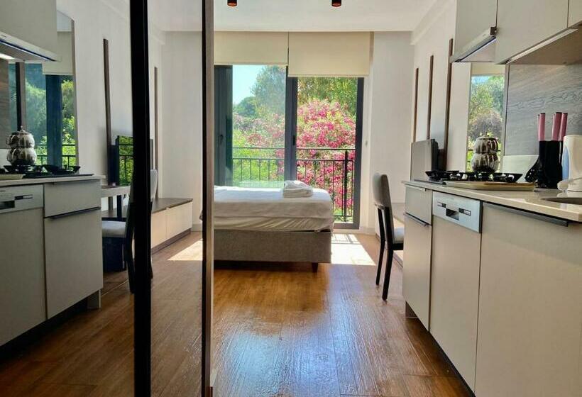 Black Mari̇n Apartment