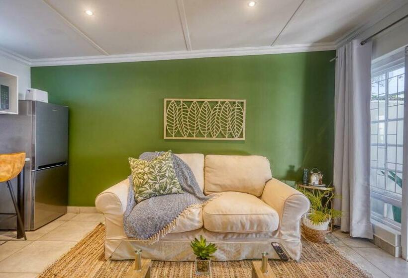 Hampton Collection   Trendy 2 Sleeper Apartment With Pool