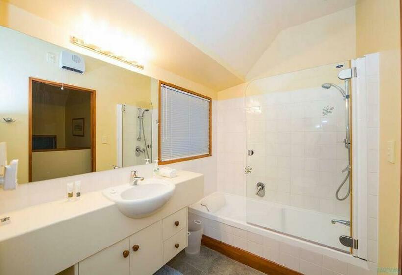 Nyumbani   Elevated Lake And Mountain Views