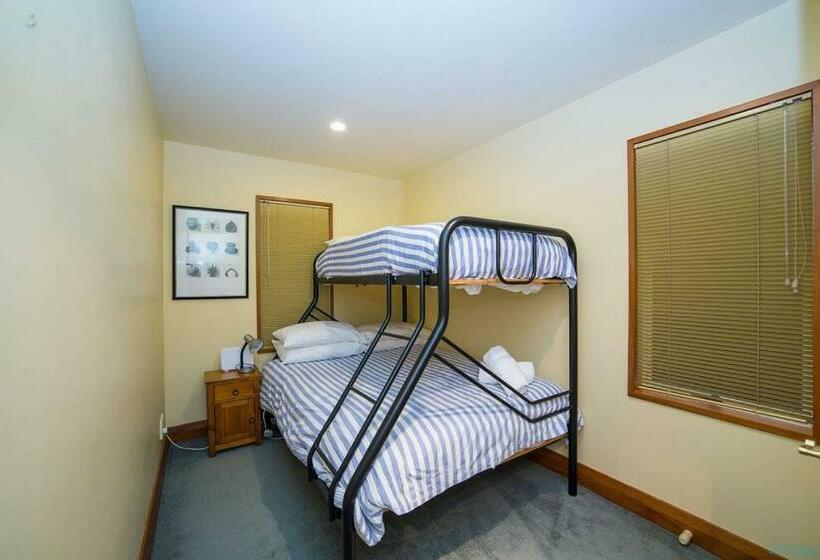 Nyumbani   Elevated Lake And Mountain Views