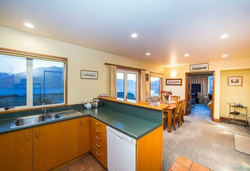 Nyumbani   Elevated Lake And Mountain Views