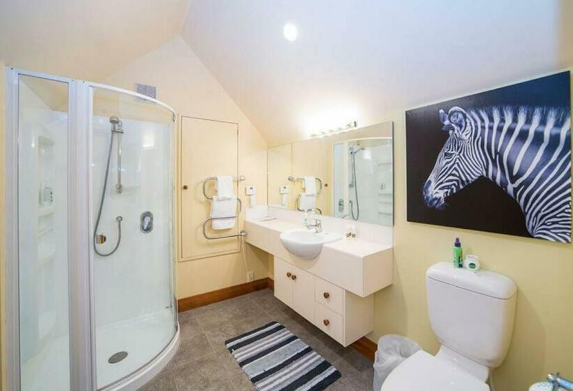 Nyumbani   Elevated Lake And Mountain Views