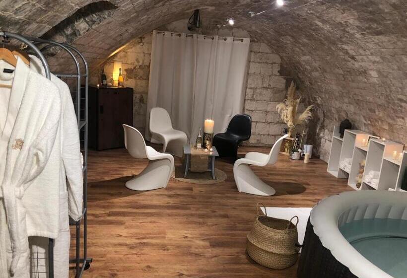 بنسيون Aux Remparts De Montreuil