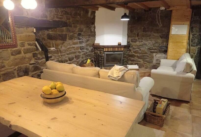 Amplia Y Cómoda Casa De Piedra Con Porche Y Jardín