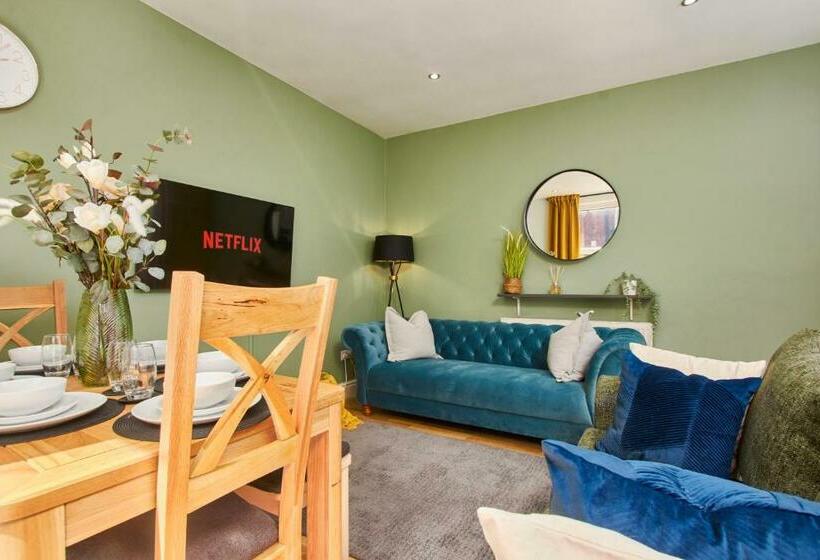 Fantastic Four Bedroom House By Purestay Short Lets & Serviced Accommodation Leeds With Parking