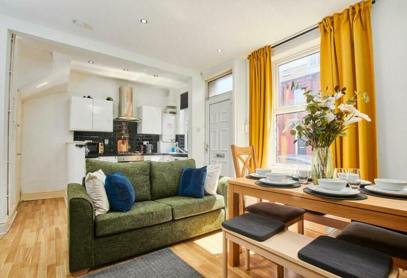 Fantastic Four Bedroom House By Purestay Short Lets & Serviced Accommodation Leeds With Parking