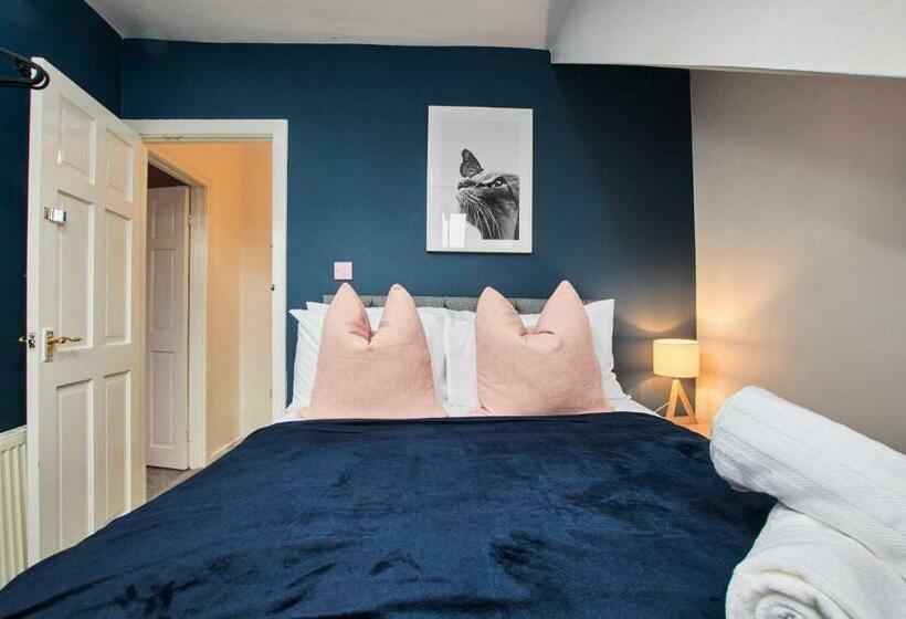 Fantastic Four Bedroom House By Purestay Short Lets & Serviced Accommodation Leeds With Parking