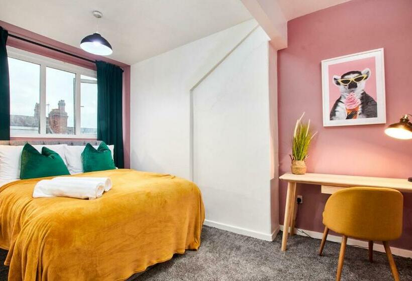 Fantastic Four Bedroom House By Purestay Short Lets & Serviced Accommodation Leeds With Parking