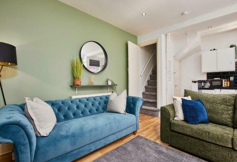 Fantastic Four Bedroom House By Purestay Short Lets & Serviced Accommodation Leeds With Parking