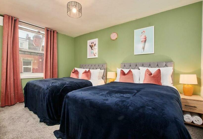 Fantastic Four Bedroom House By Purestay Short Lets & Serviced Accommodation Leeds With Parking