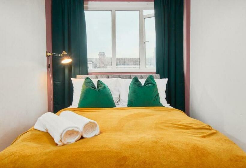 Fantastic Four Bedroom House By Purestay Short Lets & Serviced Accommodation Leeds With Parking