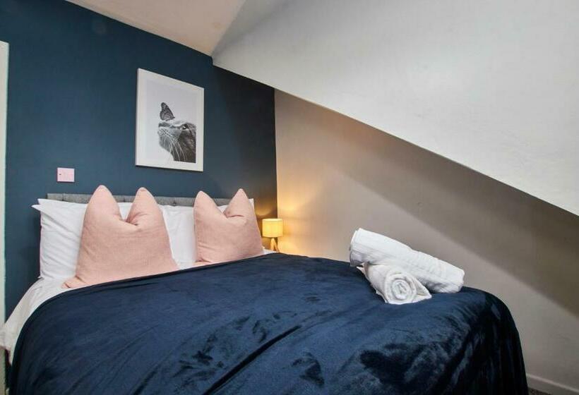 Fantastic Four Bedroom House By Purestay Short Lets & Serviced Accommodation Leeds With Parking