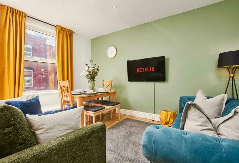 Fantastic Four Bedroom House By Purestay Short Lets & Serviced Accommodation Leeds With Parking