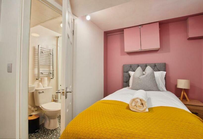 Fantastic Four Bedroom House By Purestay Short Lets & Serviced Accommodation Leeds With Parking