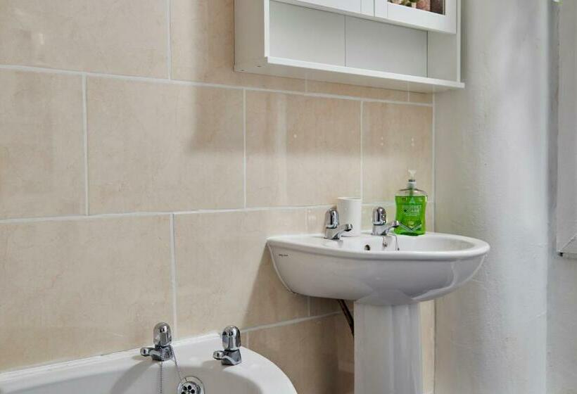 Fantastic Four Bedroom House By Purestay Short Lets & Serviced Accommodation Leeds With Parking