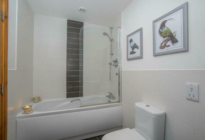 Dwellcome Home Ltd 5 Double Bedroom 3 Bathroom House Free Driveway Parking, 637 Mbps Wifi, Ideal For