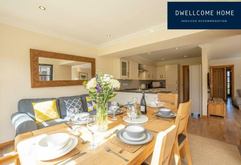 Dwellcome Home Ltd 5 Double Bedroom 3 Bathroom House Free Driveway Parking, 637 Mbps Wifi, Ideal For