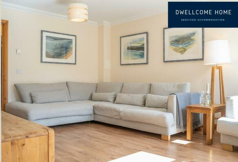 Dwellcome Home Ltd 5 Double Bedroom 3 Bathroom House Free Driveway Parking, 637 Mbps Wifi, Ideal For