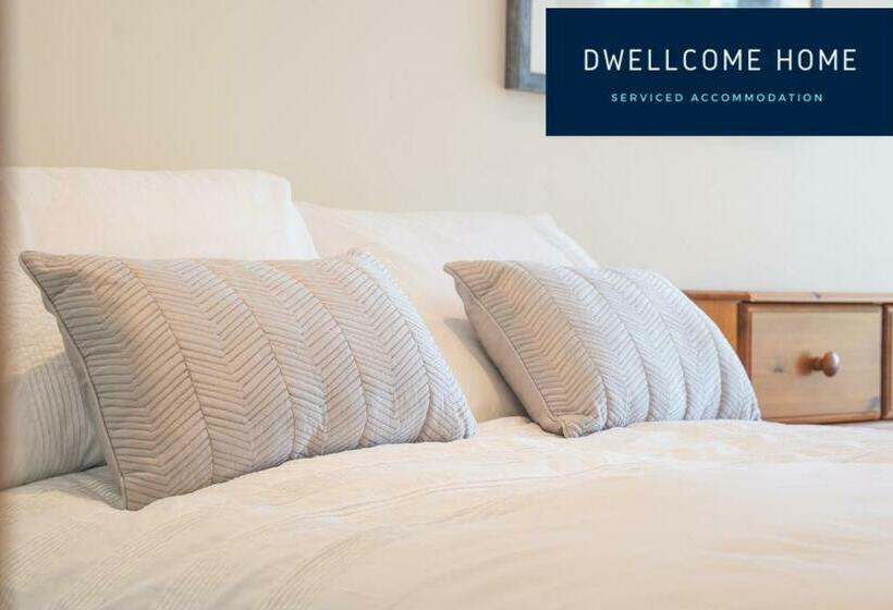 Dwellcome Home Ltd 5 Double Bedroom 3 Bathroom House Free Driveway Parking, 637 Mbps Wifi, Ideal For