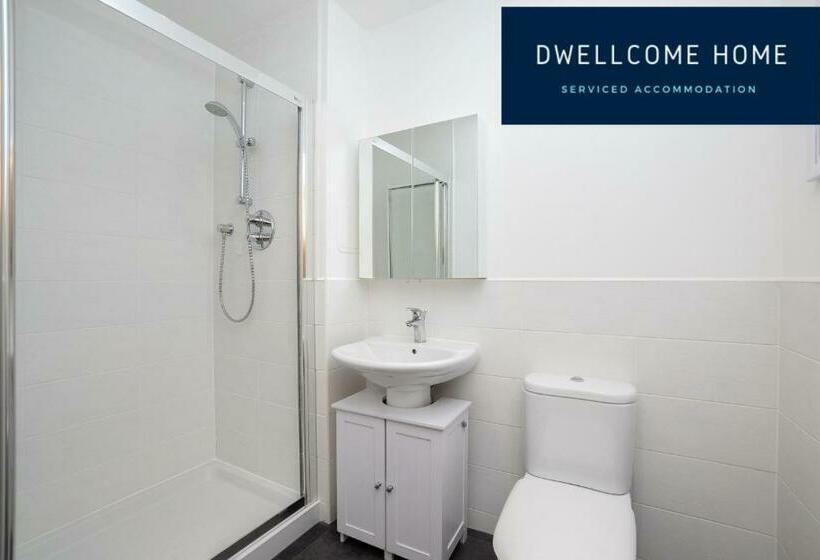 Dwellcome Home Ltd 5 Double Bedroom 3 Bathroom House Free Driveway Parking, 637 Mbps Wifi, Ideal For