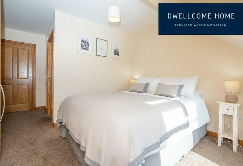 Dwellcome Home Ltd 5 Double Bedroom 3 Bathroom House Free Driveway Parking, 637 Mbps Wifi, Ideal For
