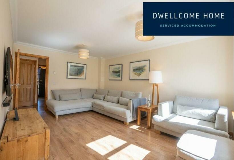 Dwellcome Home Ltd 5 Double Bedroom 3 Bathroom House Free Driveway Parking, 637 Mbps Wifi, Ideal For