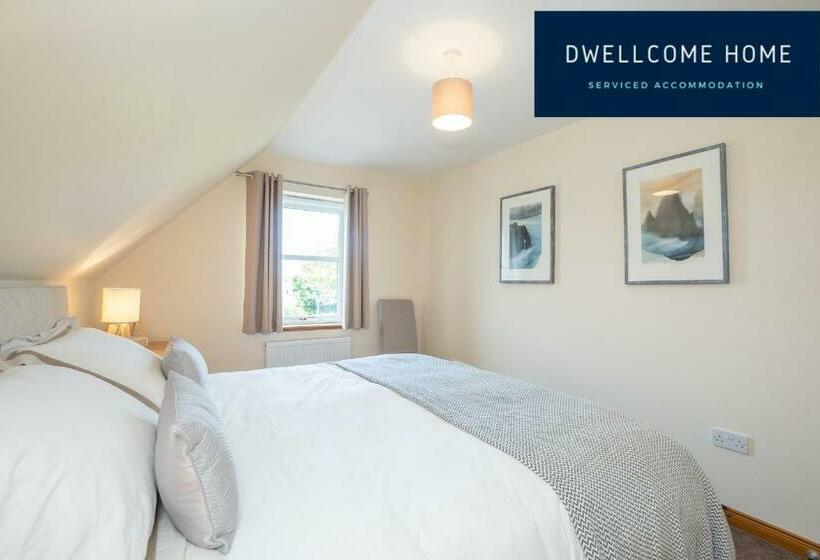 Dwellcome Home Ltd 5 Double Bedroom 3 Bathroom House Free Driveway Parking, 637 Mbps Wifi, Ideal For