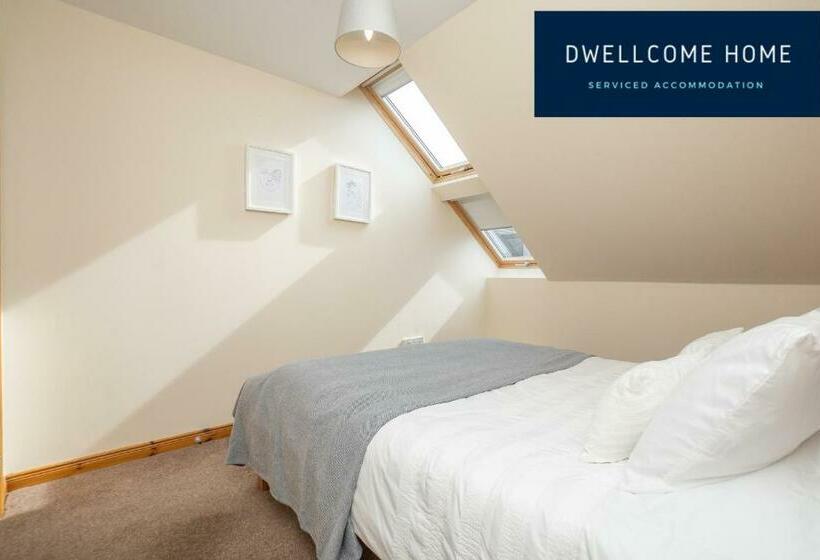 Dwellcome Home Ltd 5 Double Bedroom 3 Bathroom House Free Driveway Parking, 637 Mbps Wifi, Ideal For