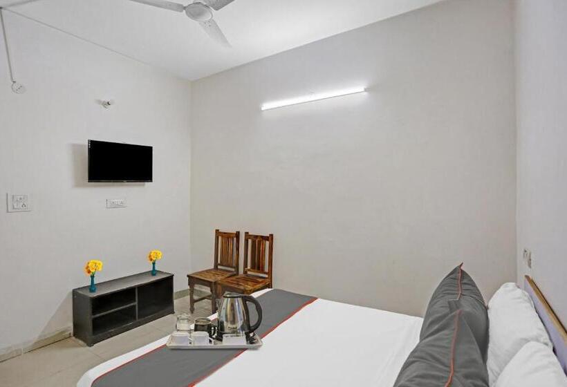 فندق Flagship Imperial Residency Near Dashrath Puri Metro Station