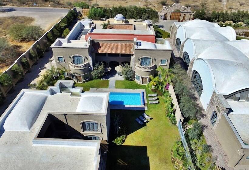 هتل Hacienda Los Arcangeles