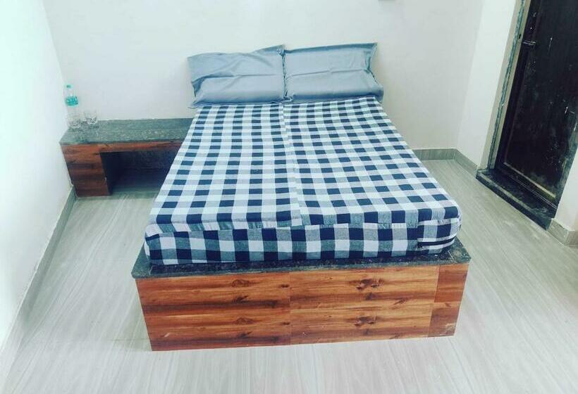 호텔 Oyo 92111 Helooeesh Rooms