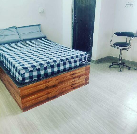 호텔 Oyo 92111 Helooeesh Rooms