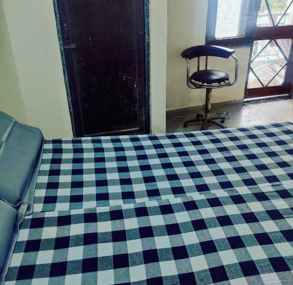 호텔 Oyo 92111 Helooeesh Rooms