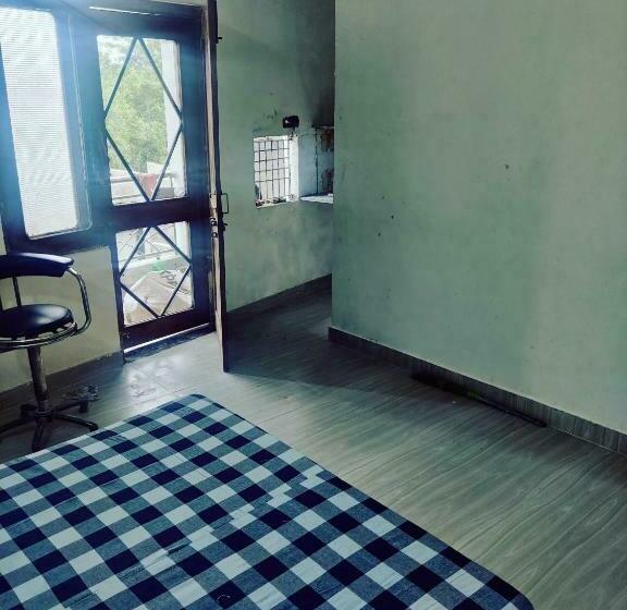 호텔 Oyo 92111 Helooeesh Rooms