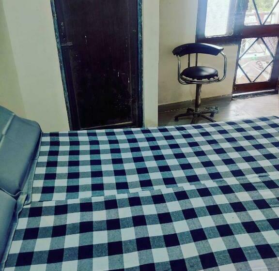 호텔 Oyo 92111 Helooeesh Rooms